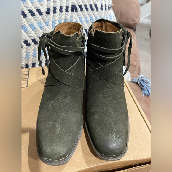 New Born leather dark olive leather booties sz 7 m $120 - Picture 2 of 6